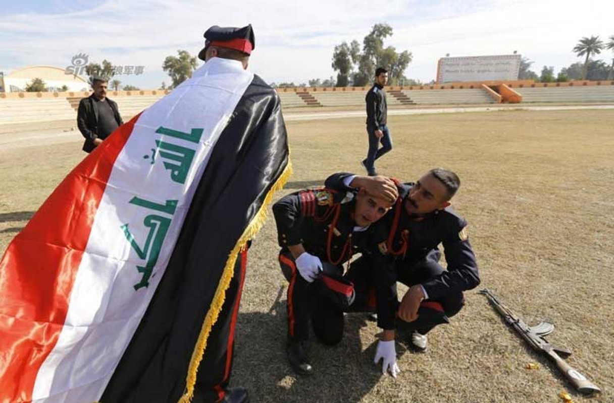 Quan doi Iraq duyet binh giua luc “nuoc soi lua bong”-Hinh-4